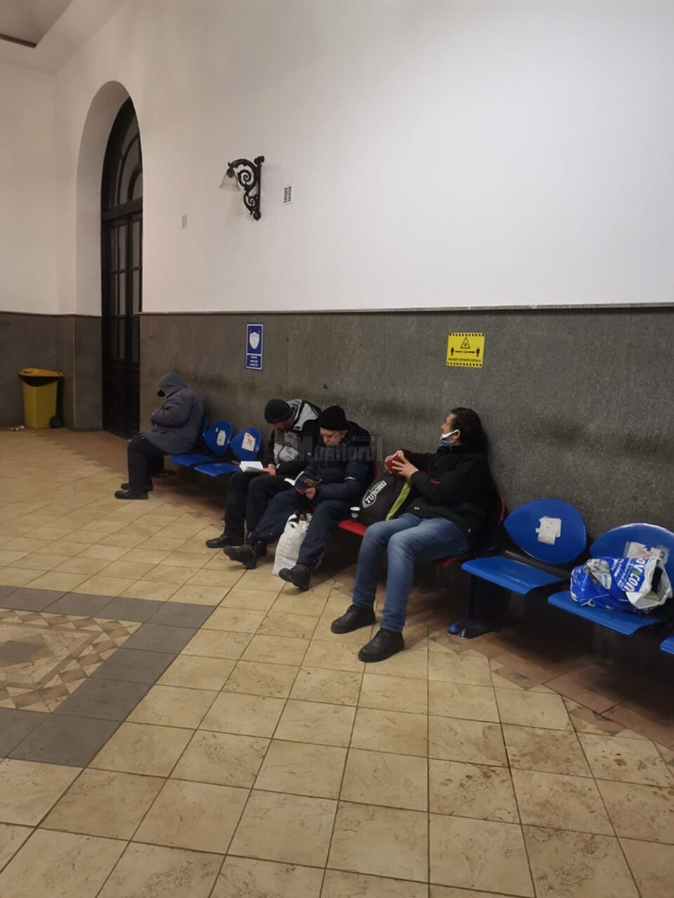 Astfel de imagini pot fi surprinse în fiecare seară în gara din Burdujeni