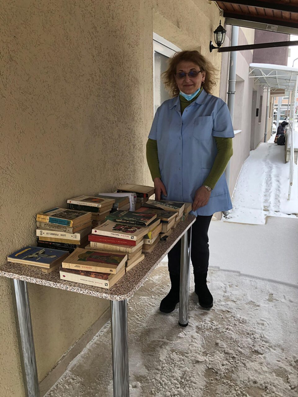 Simona Acsani: „De pe masa din fața cabinetului meu au plecat spre bibliotecile iubitorilor de carte peste nouă sute de volume” Simona Acsani: „De pe masa din fața cabinetului meu au plecat spre bibliotecile iubitorilor de carte peste nouă sute de volume”