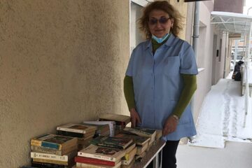 Simona Acsani: „De pe masa din fața cabinetului meu au plecat spre bibliotecile iubitorilor de carte peste nouă sute de volume”