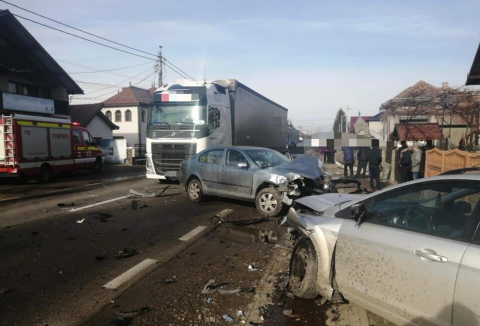 Două autoturisme și un tir, implicate într-un accident la Cornu Luncii