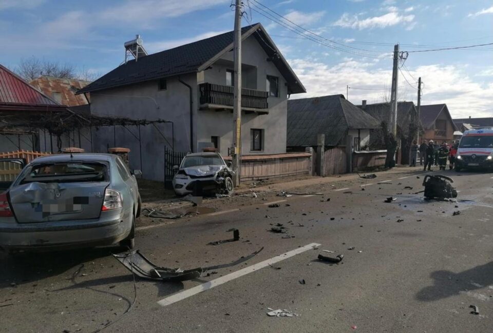 Două autoturisme și un tir, implicate într-un accident la Cornu Luncii