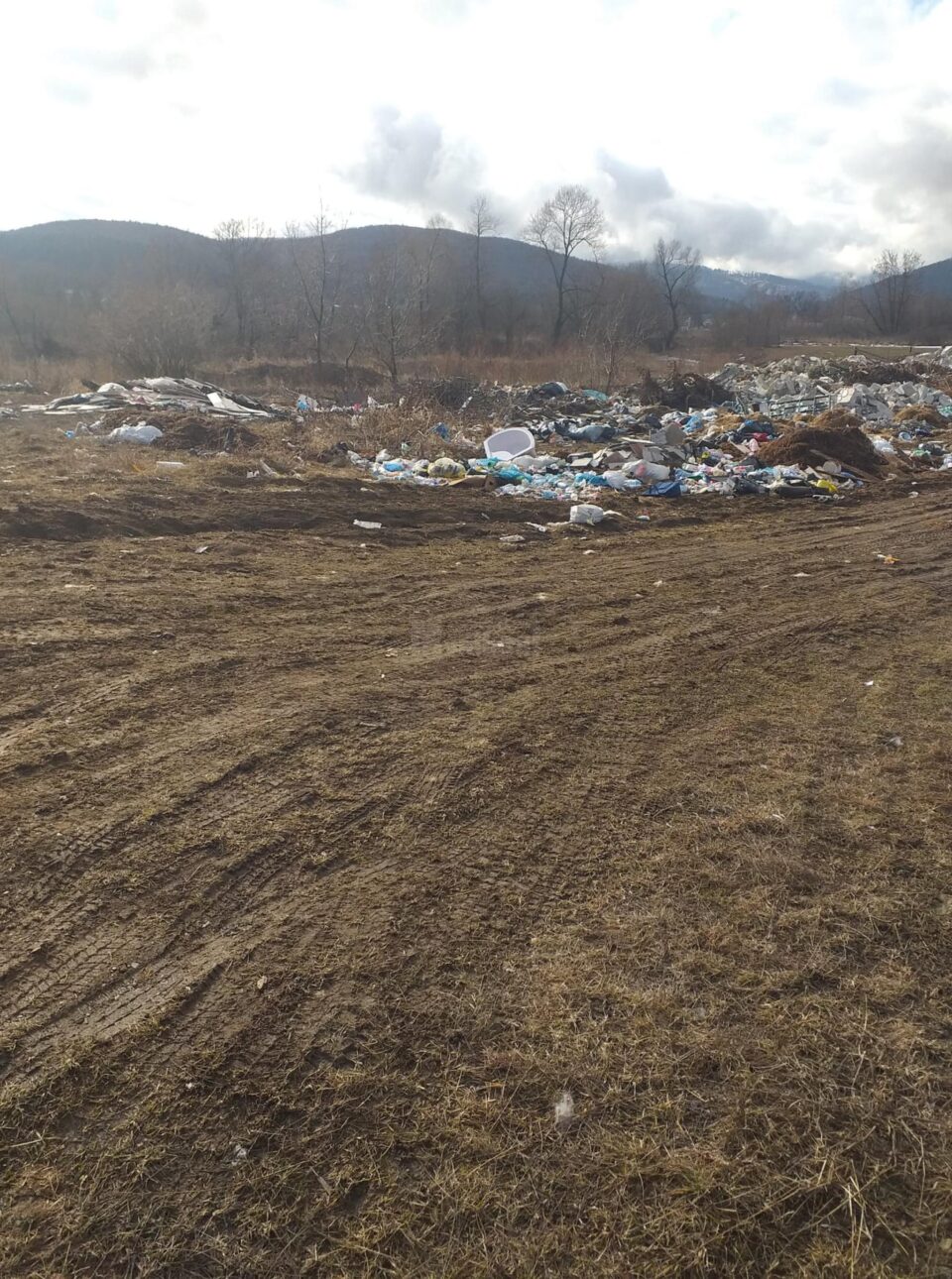 Primăria Sucevița, amendată pentru gunoi aruncat la voia întâmplării