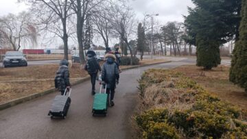 Sute de oameni din Ucraina au trecut dimineață frontiera la Siret, în România fugind din calea războiului 3