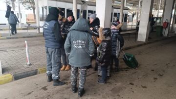 Sute de oameni din Ucraina au trecut dimineață frontiera la Siret, în România fugind din calea războiului 2