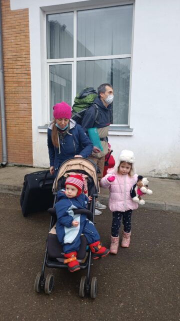 Sute de oameni din Ucraina au trecut dimineață frontiera la Siret, în România fugind din calea războiului 7