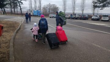 Sute de oameni din Ucraina au trecut dimineață frontiera la Siret, în România fugind din calea războiului 13