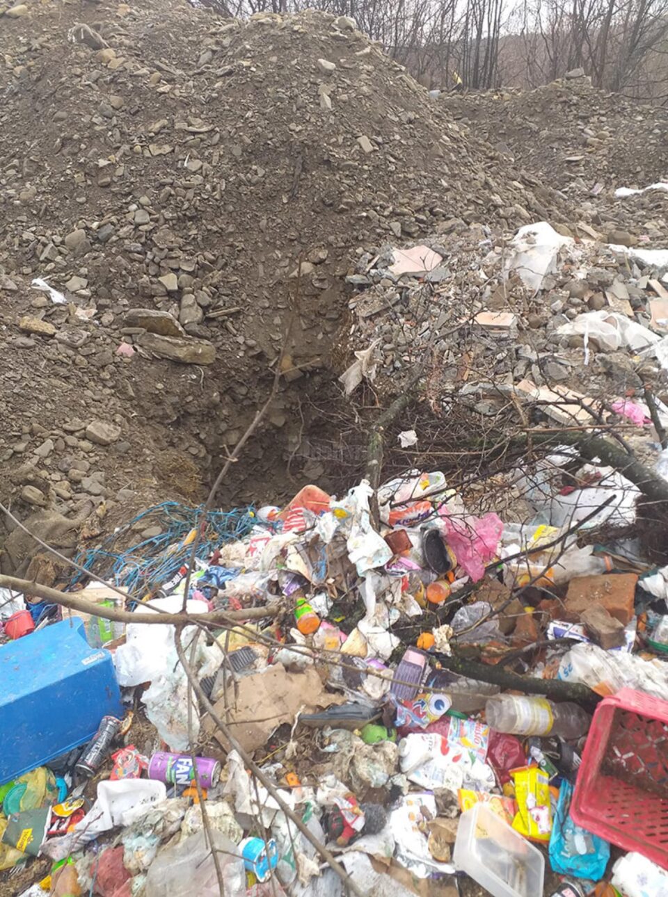 Gunoi aruncat la voia întâmplării, la Sucevița