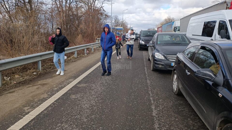 Oameni pe jos si in masini asteapta ore in sir sa treaca in România