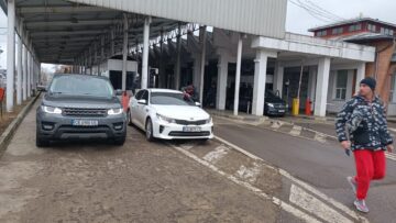 Sute de oameni din Ucraina au trecut dimineață frontiera la Siret, în România fugind din calea războiului 4
