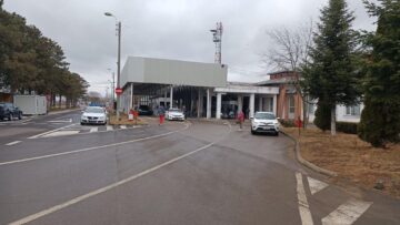 Sute de oameni din Ucraina au trecut dimineață frontiera la Siret, în România fugind din calea războiului 15