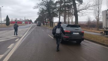 Sute de oameni din Ucraina au trecut dimineață frontiera la Siret, în România fugind din calea războiului 6