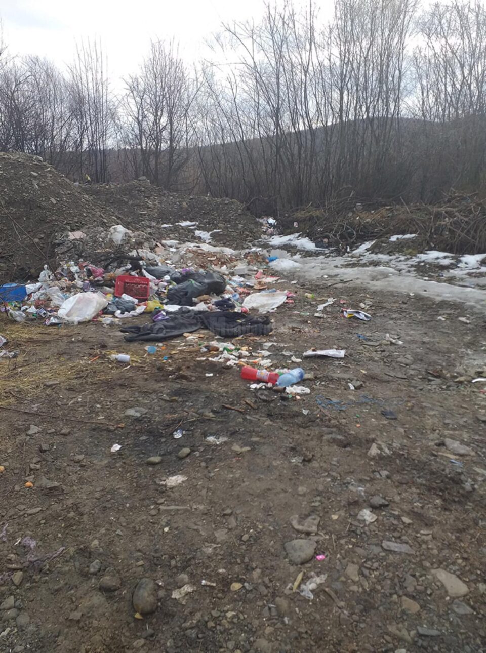 Gunoi aruncat la voia întâmplării, la Sucevița