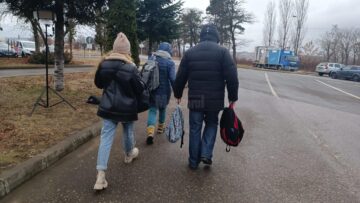 Sute de oameni din Ucraina au trecut dimineață frontiera la Siret, în România fugind din calea războiului 12