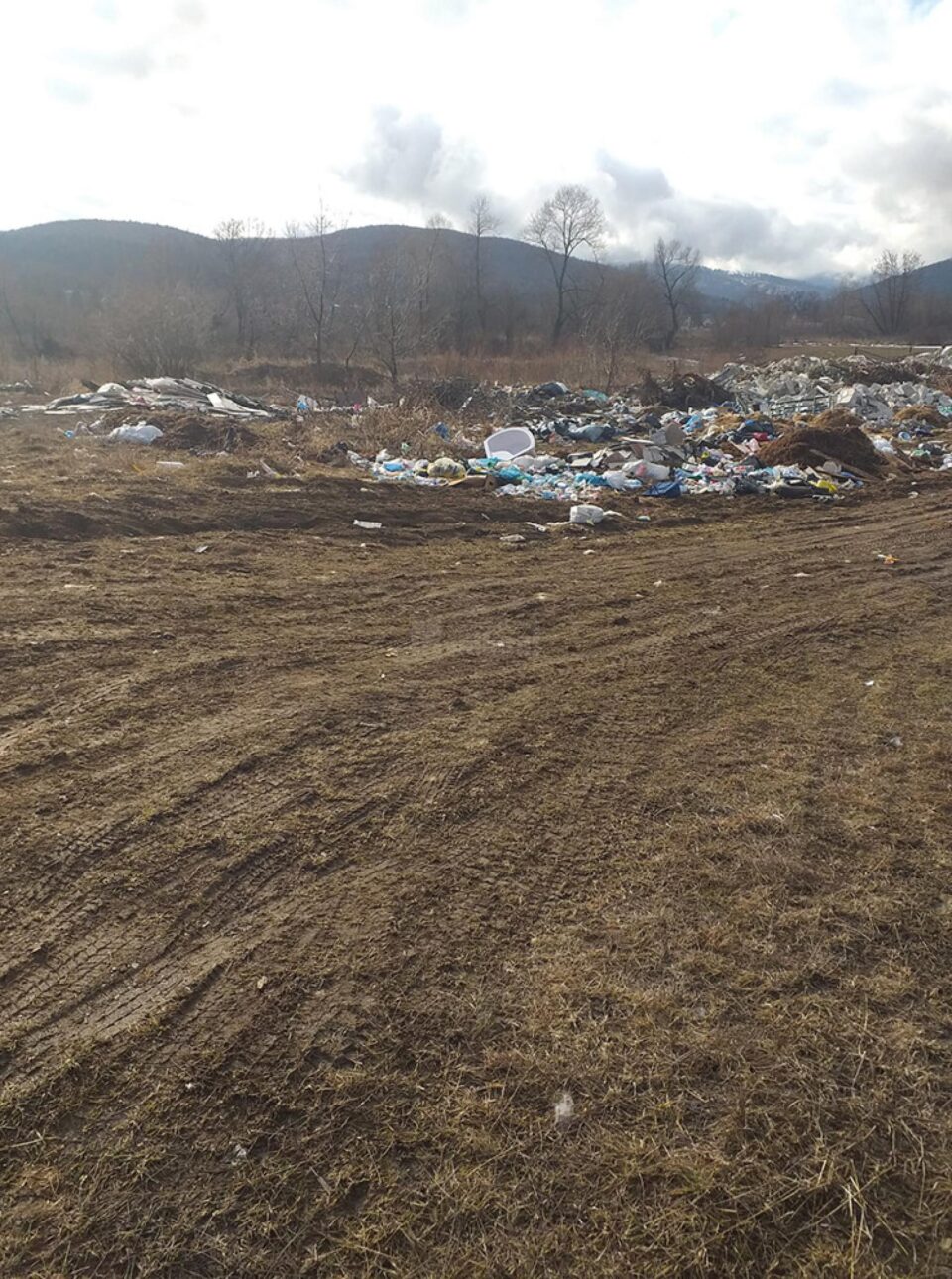 Primăria Sucevița, amendată pentru gunoi aruncat la voia întâmplării