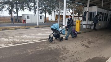 Sute de oameni din Ucraina au trecut dimineață frontiera la Siret, în România fugind din calea războiului 11
