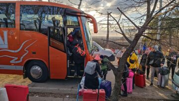 Solidaritatea sucevenilor în Vama Siret – autocare și mâncare pentru refugiați
