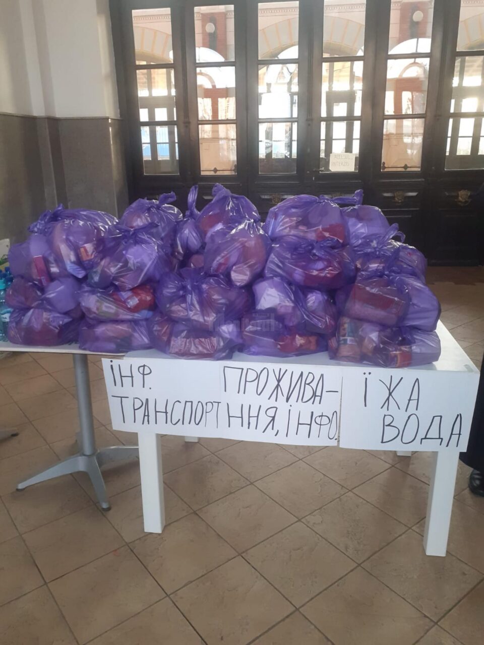Voluntari ai Bisericii Ortodoxe ajută refugiații care vin cu trenul din Ucraina