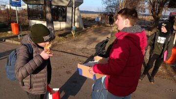 Solidaritatea sucevenilor în Vama Siret – autocare și mâncare pentru refugiați