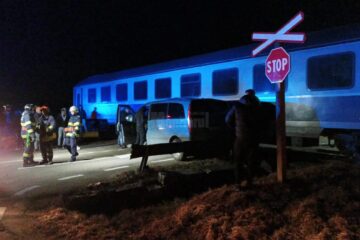 Autovehicul lovit de tren, vineri seară