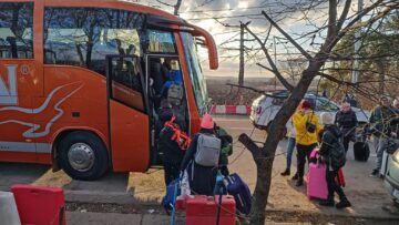Solidaritatea sucevenilor în Vama Siret – autocare și mâncare pentru refugiați