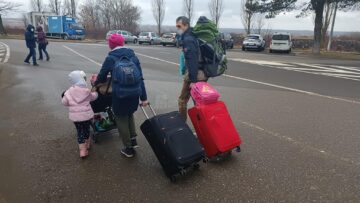 Oamenii fug din calea războiului