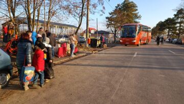 Solidaritatea sucevenilor în Vama Siret – autocare și mâncare pentru refugiați