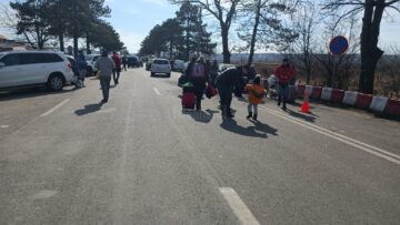 Dornici să scape de ororile războiului, în special pe cei dragi – copii, soții, părinți, mii de ucraineni au făcut tot posibilul să ajungă la frontieră, să traverseze în România 4
