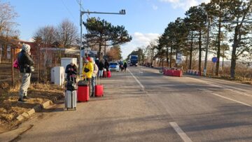 Solidaritatea sucevenilor în Vama Siret – autocare și mâncare pentru refugiați