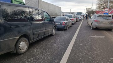 Cozi uriașe de mașini la frontiera Ucrainei cu România