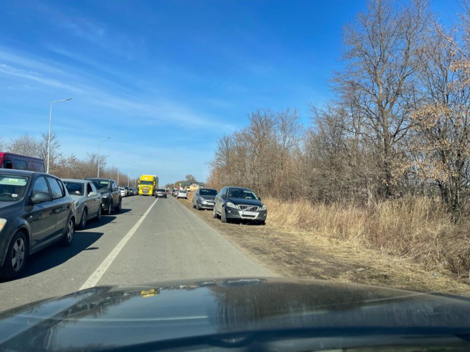 Cozi și mașini abandonate - Imagini din Ucraina