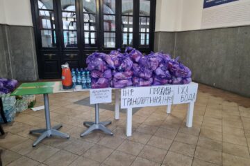 Voluntari ai Bisericii Ortodoxe ajută refugiații care vin cu trenul din Ucraina