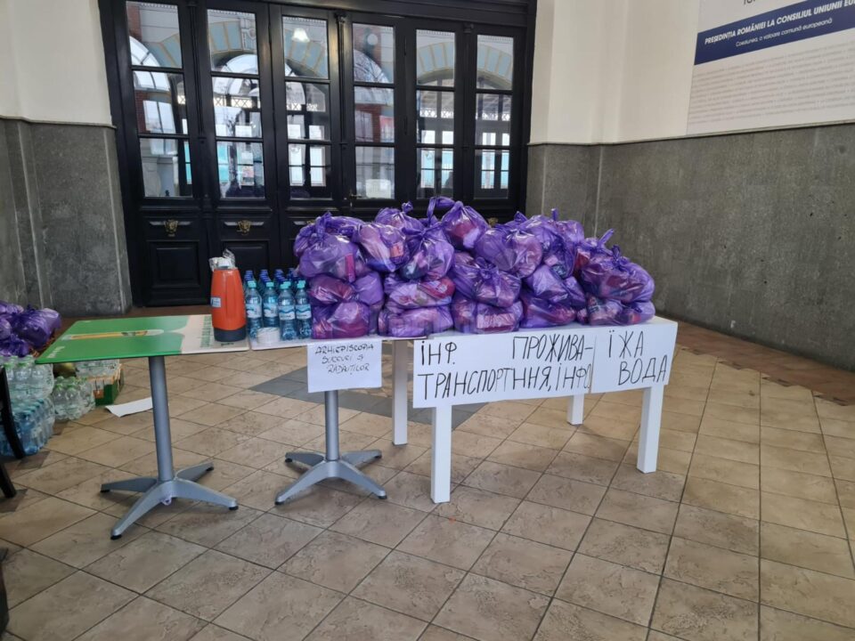 Voluntari ai Bisericii Ortodoxe ajută refugiații care vin cu trenul din Ucraina