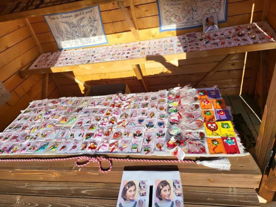 „Târgul mărțișorului – Un copil, o faptă bună!”, strângere de fonduri pentru Ana Hopp, o adolescentă foarte bolnavă care are nevoie de terapie