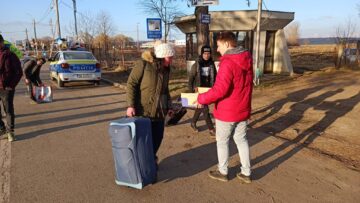 Solidaritatea sucevenilor în Vama Siret – autocare și mâncare pentru refugiați