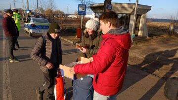 Solidaritatea sucevenilor în Vama Siret – autocare și mâncare pentru refugiați