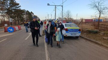 Solidaritatea sucevenilor în Vama Siret – autocare și mâncare pentru refugiați