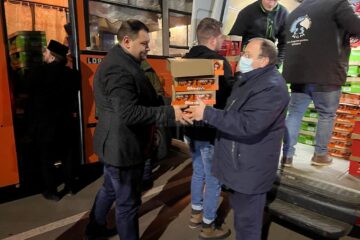 Gheorghe Flutur a pus umărul la transferarea de alimente și bunuri refugiaților care așteaptă de zeci de ore la graniță pentru a intra în România