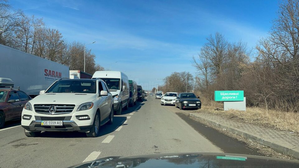 Imagini din Ucraina: cozi și mașini abandonate
