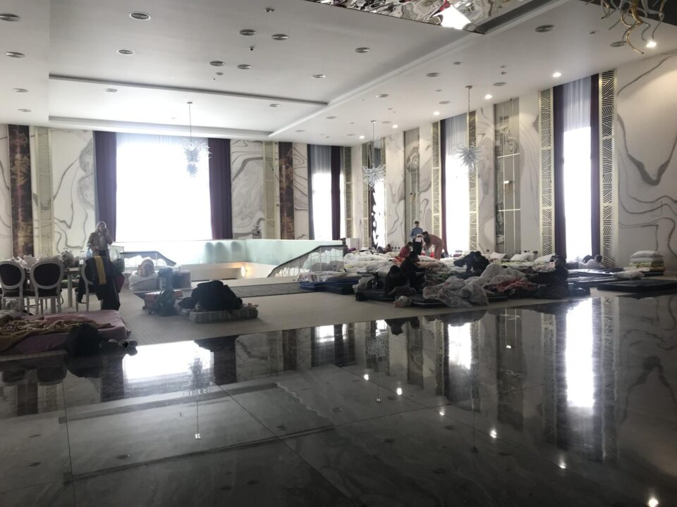 Un salon de lux pentru nunți din Suceava, al hotelului Mandachi, a fost transformat în adăpost pentru refugiații din Ucraina