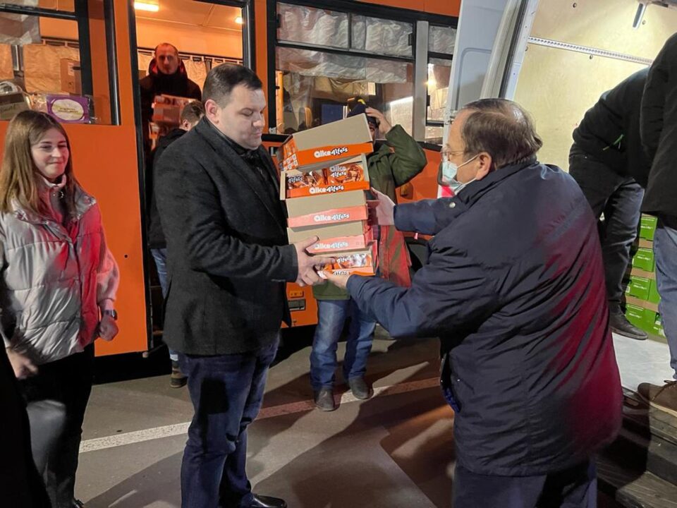 Gheorghe Flutur a pus umărul la transferarea de alimente și bunuri refugiaților care așteaptă de zeci de ore la graniță pentru a intra în România