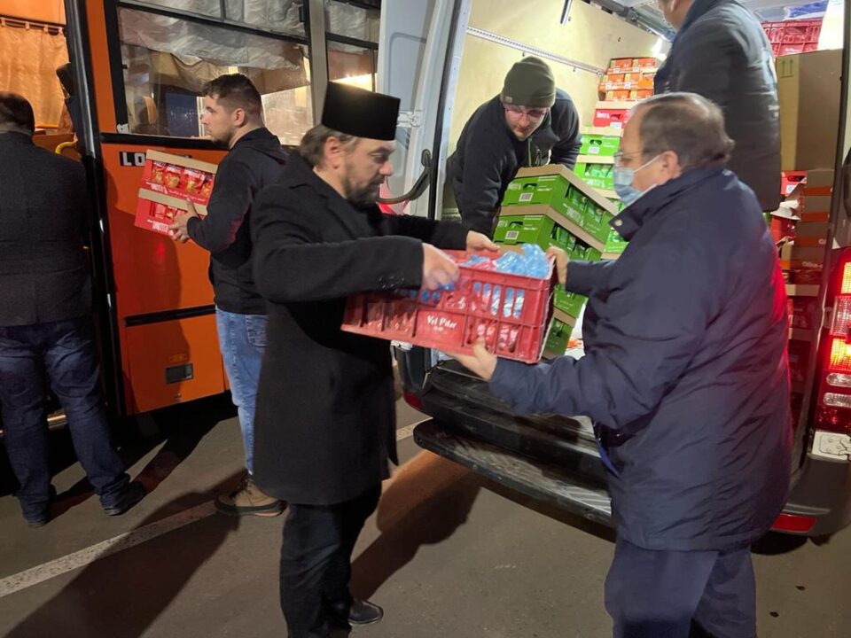 Gheorghe Flutur a pus umărul la transferarea de alimente și bunuri refugiaților care așteaptă de zeci de ore la graniță pentru a intra în România