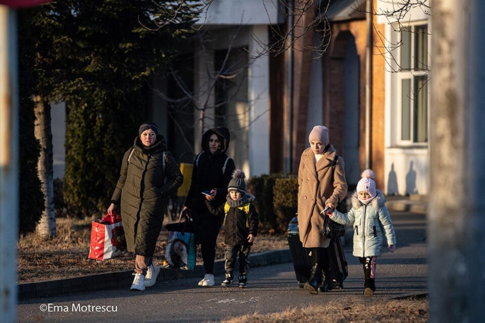 Refugiații din Ucraina care nu au încotro se îndrepta sunt primiți în casele locuitorilor din comuna Dumbrăveni. Foto: Ema Motrescu Refugiații din Ucraina care nu au încotro se îndrepta sunt primiți în casele locuitorilor din comuna Dumbrăveni. Foto: Ema Motrescu