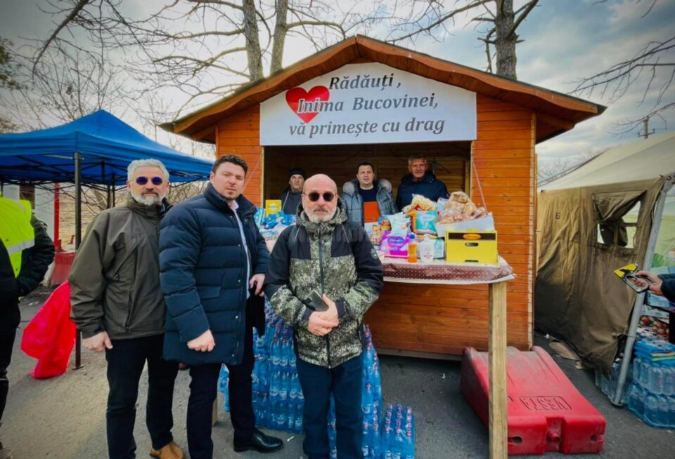 Refugiații din Ucraina sunt întâmpinați în vama Siret de „Căsuța Speranței”, amplasată de Primăria Rădăuți