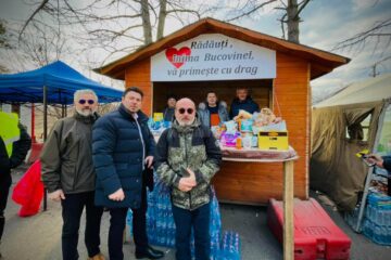 Refugiații din Ucraina sunt întâmpinați în vama Siret de „Căsuța Speranței”, amplasată de Primăria Rădăuți