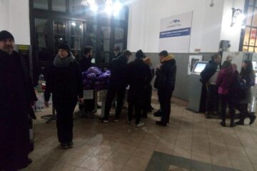 Arhiepiscopia Sucevei și Rădăuților asigură permanență în Gara Burdujeni din municipiul Suceava pentru refugiații din Ucraina