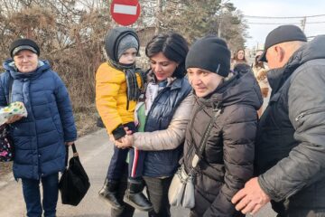 O mamă din Ucraina a venit peste 6 kilometri cu copilul în brațe, ca să ajungă în România