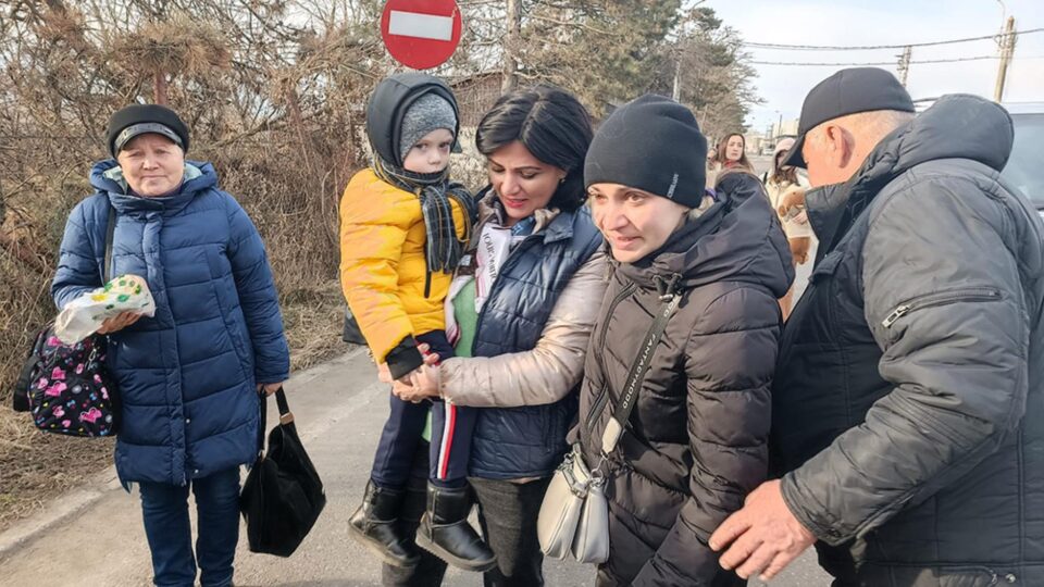 O mamă din Ucraina a venit peste 6 kilometri cu copilul în brațe, ca să ajungă în România