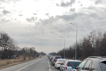 Coada de masini in Ucraina, la frontiera cu Romania