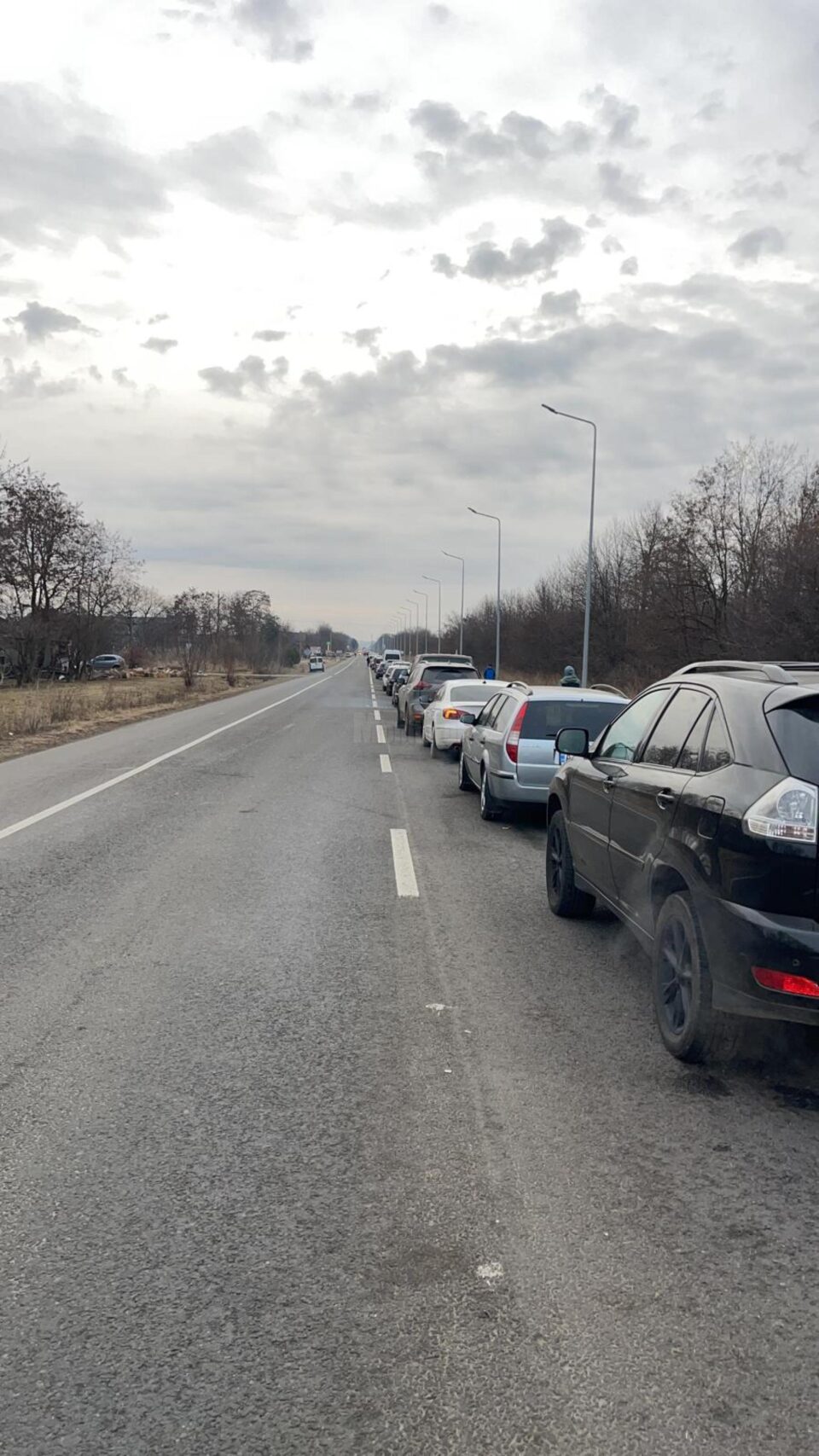 Coada de masini in Ucraina, la frontiera cu Romania