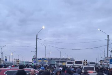 oameni care asteapta sa treaca in Romania